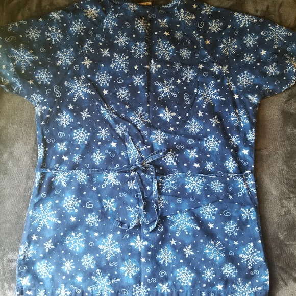 Medium snowflake themed scrub tops - Picture 3 of 7